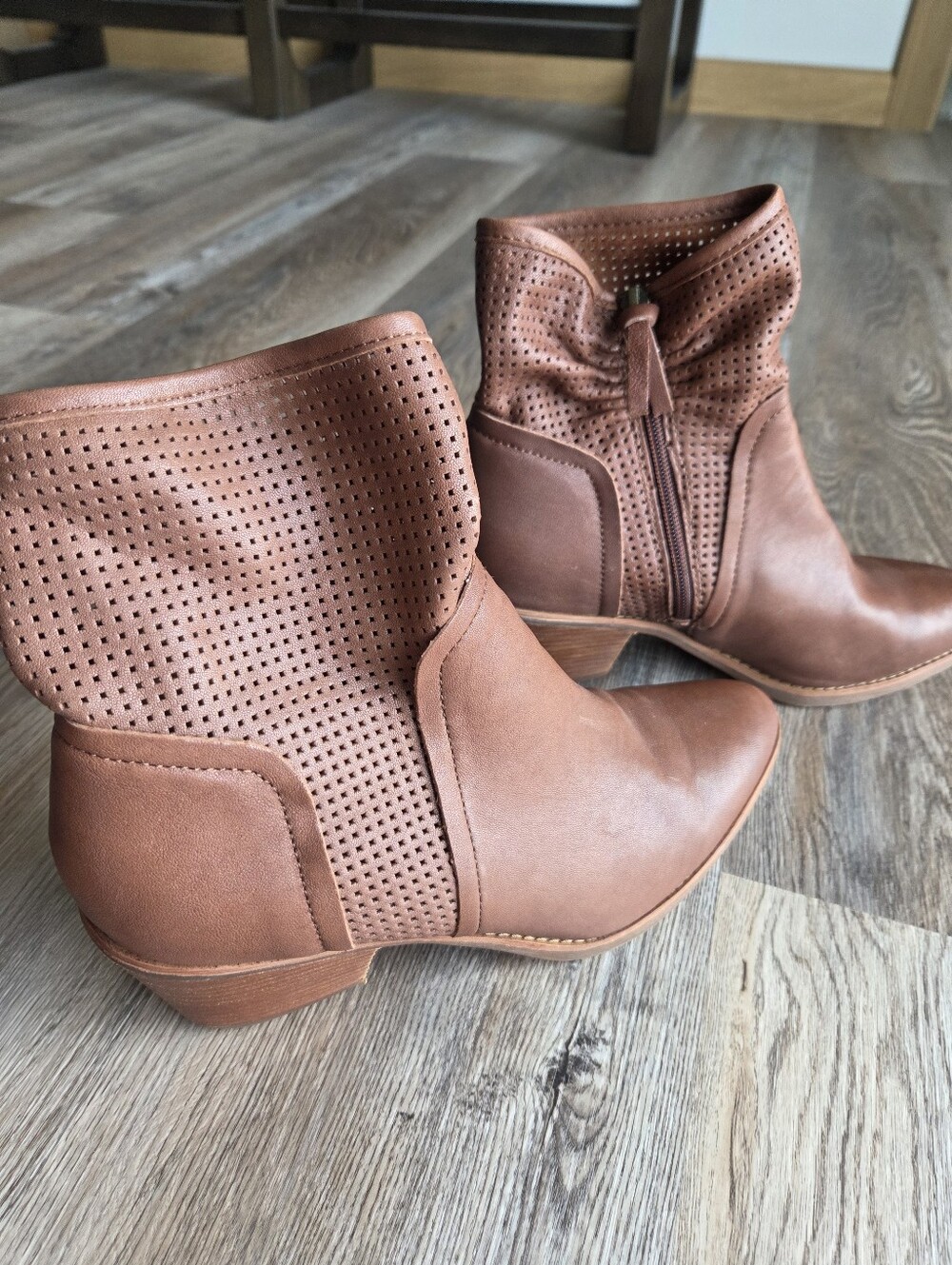 Women’s Sofft Chantey Leather Ankle Booties in Chestnut Brown. Size 10.